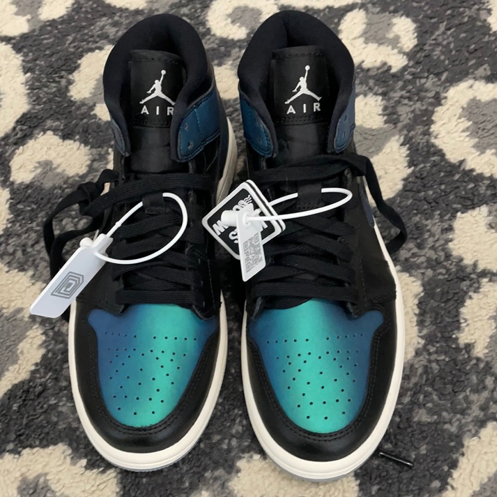 Air Jordan 1 Mid Basketball Shoes